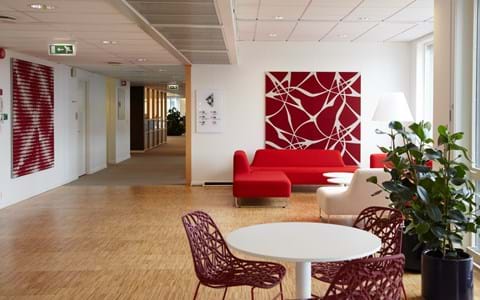 akustikmoduler i rød og hvid filt hos Tryg Oslo (2)